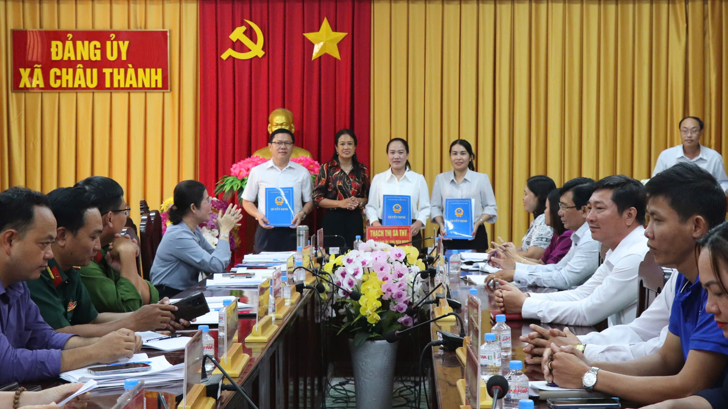 Đảng ủy xã Châu Thành công bố Nghị quyết HĐND và quyết định của Chủ tịch UBND tỉnh về công tác cán bộ