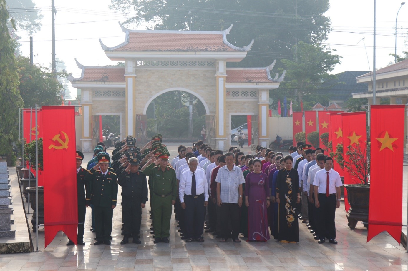 Châu Thành tổ chức viếng Nghĩa trang liệt sĩ nhân kỷ niệm 51 năm Ngày Giải phóng miền Nam thống nhất đất nước