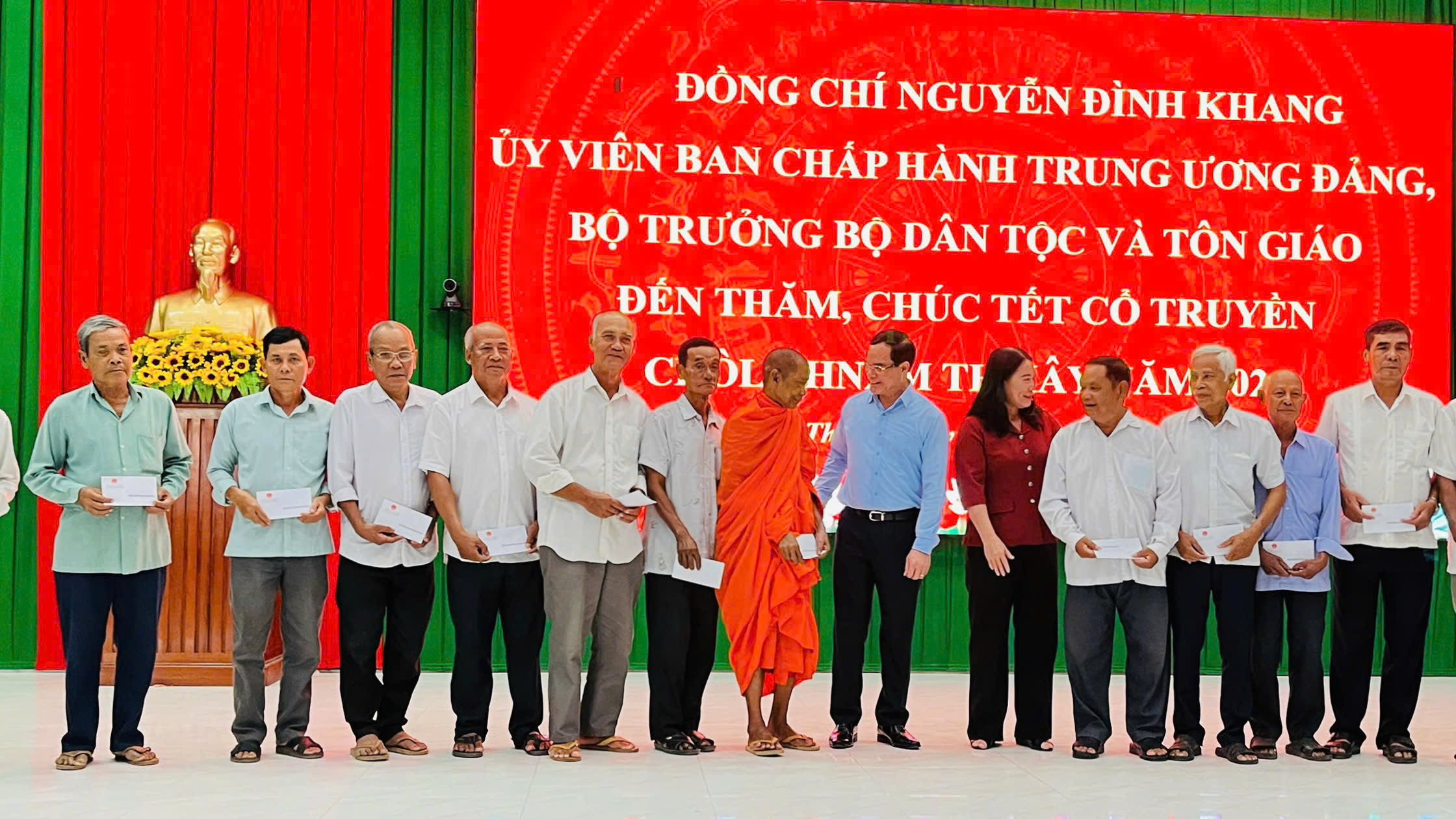 Bộ trưởng Bộ Dân tộc và Tôn giáo thăm, tặng quà hộ nghèo và người có uy tín tại xã Châu Thành