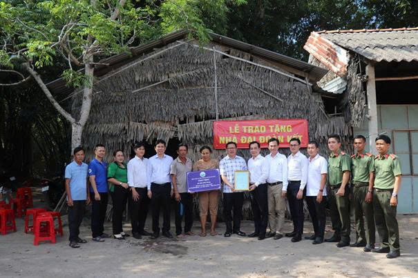 Lễ trao nhà Đại đoàn kết cho hộ khó khăn về nhà ở
