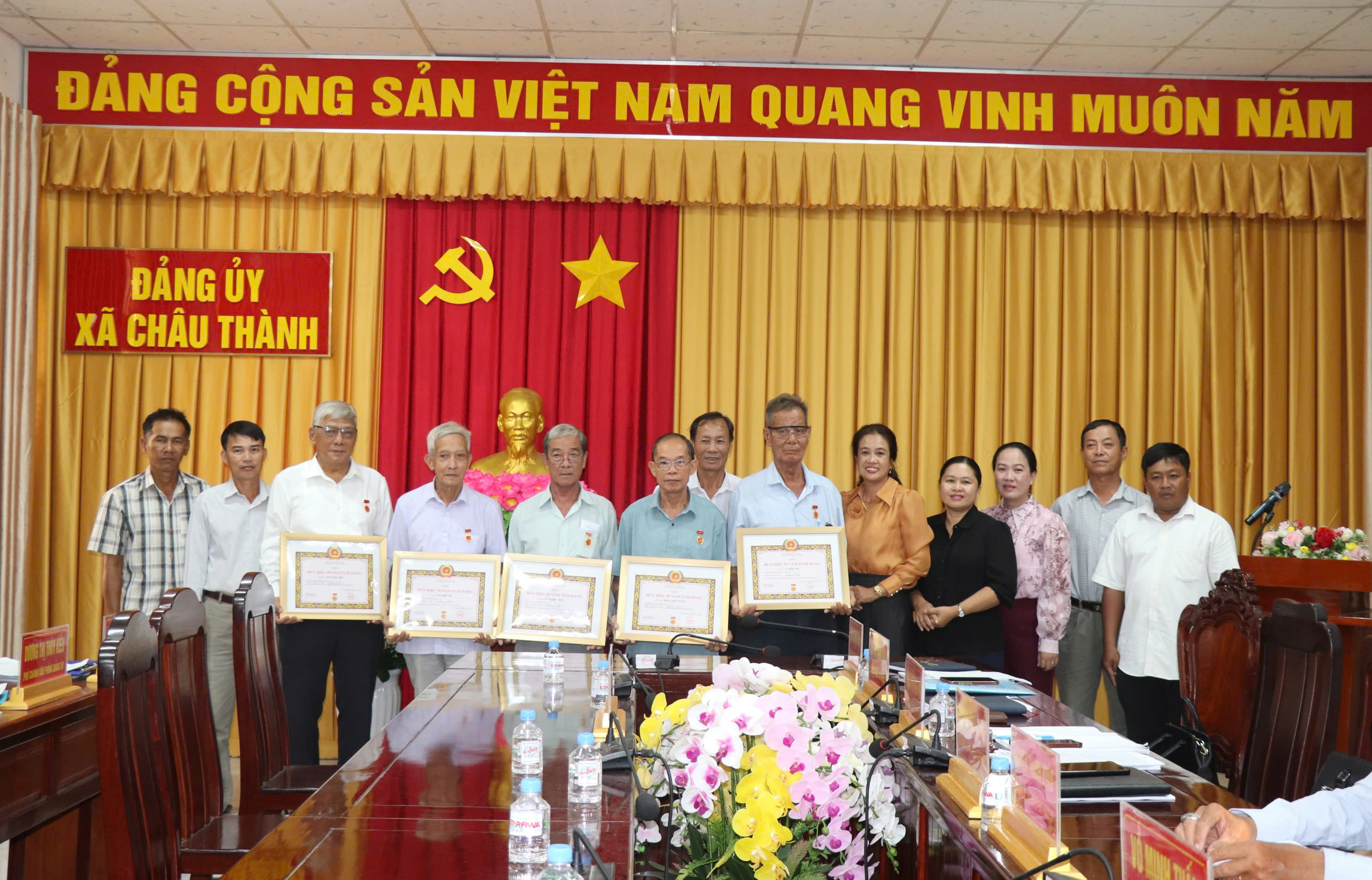 Xã Châu Thành trao Huy hiệu Đảng cho 5 đảng viên đợt 19/5