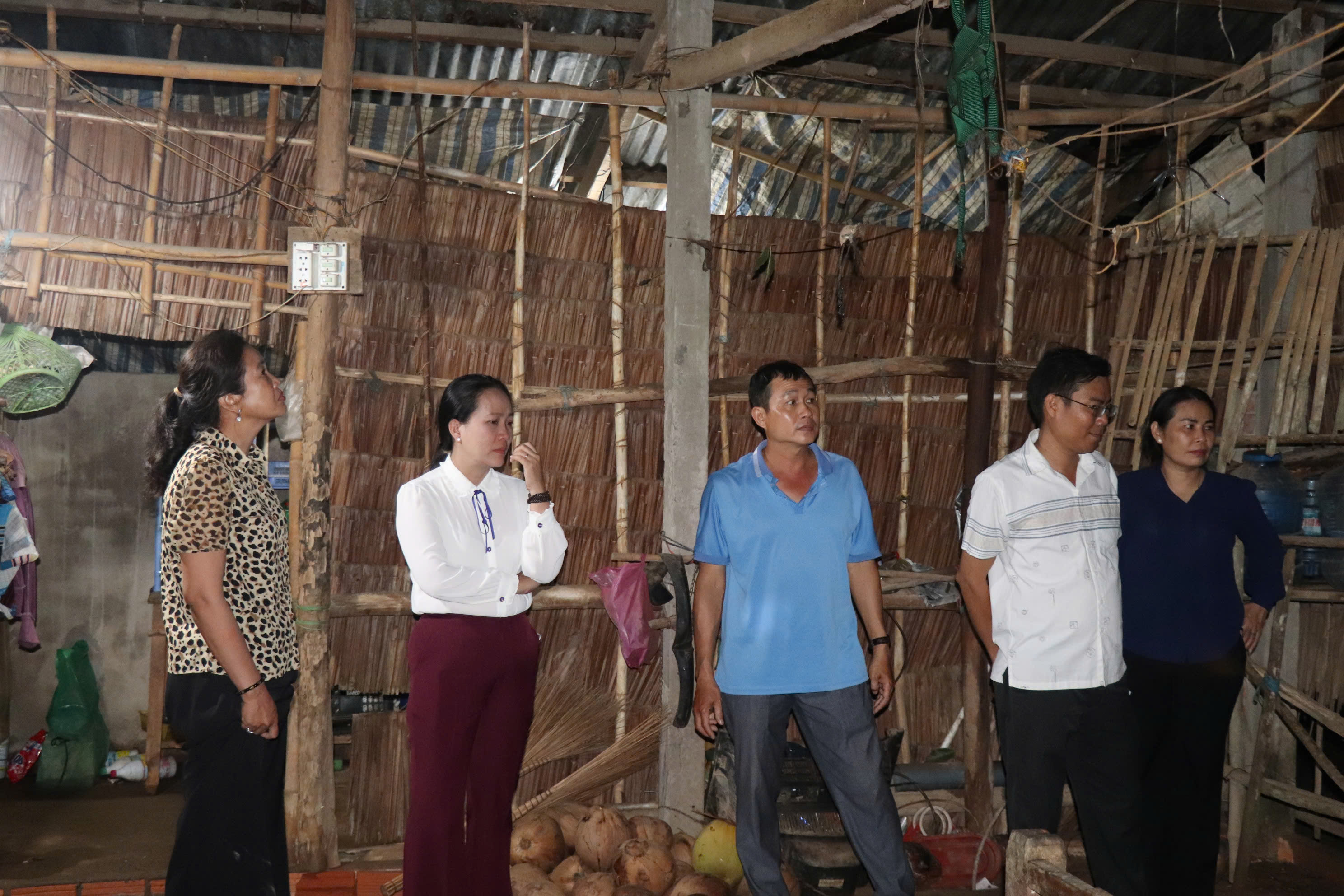Bí thư Đảng ủy, Chủ tịch HĐND xã Châu Thành khảo sát, thăm hỏi các hộ dân bị thiệt hại do mưa bão