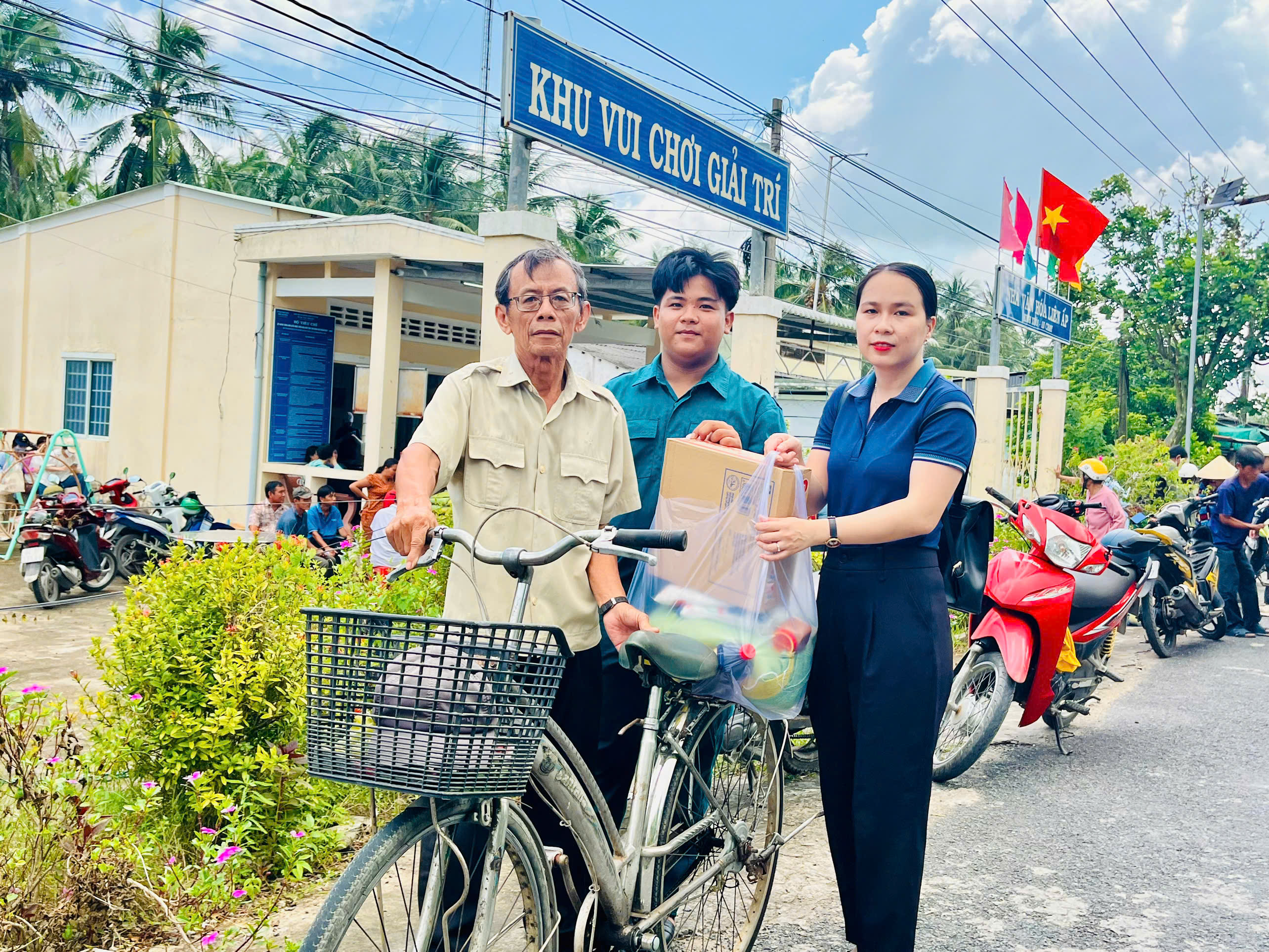 UBMTTQVN xã Châu Thành tặng quà cho hộ gia đình có hoàn cảnh khó khăn