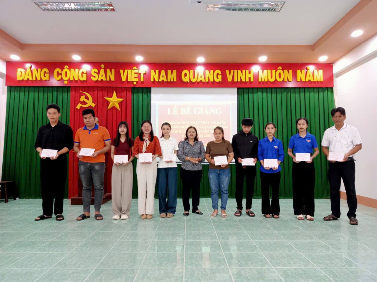 Bế giảng Lớp nhận thức về Đảng và lớp Bồi dưỡng lý luận chính trị dành cho đảng viên mới khóa I năm 2025