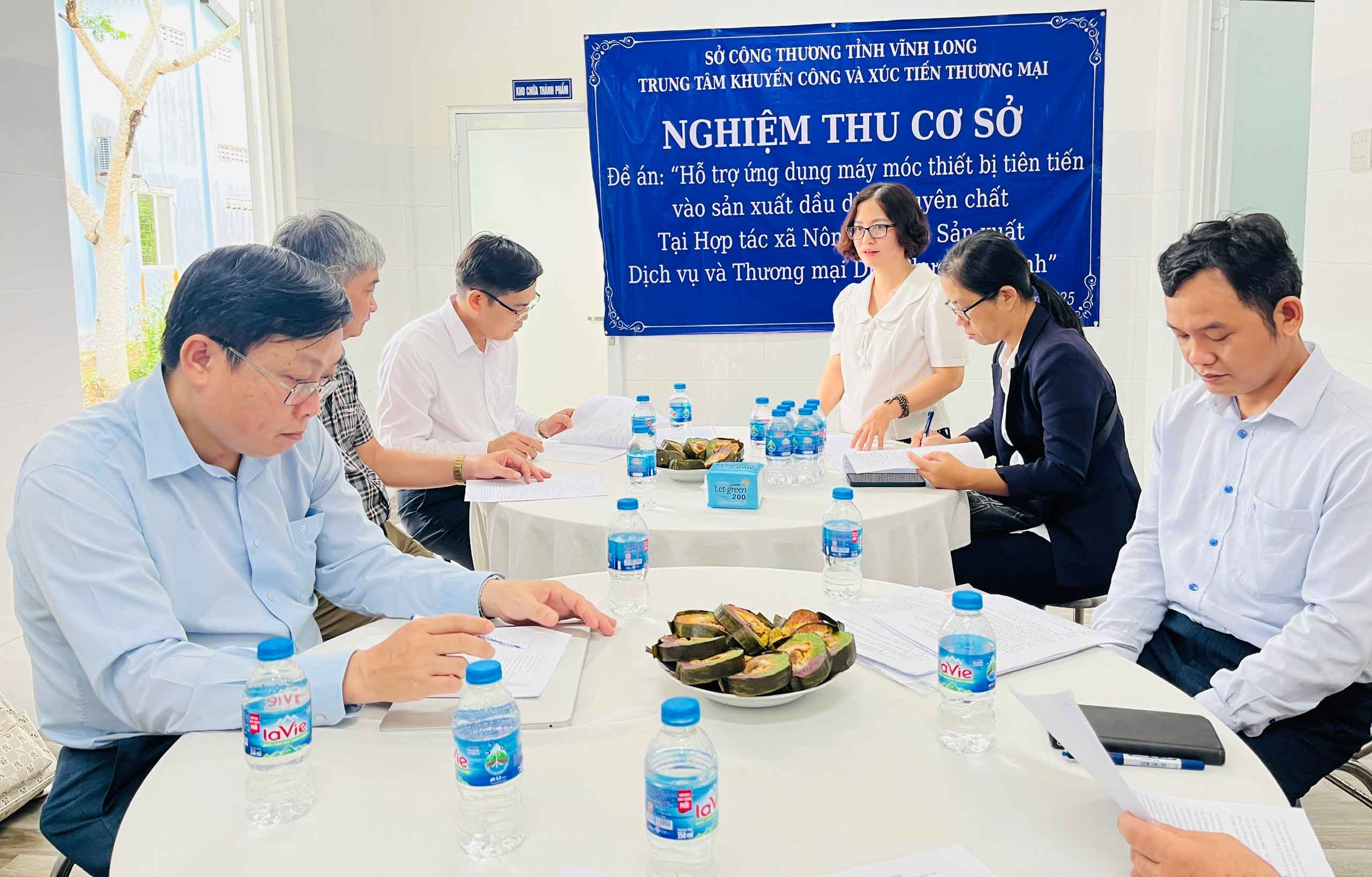 Nghiệm thu Đề án “Hỗ trợ ứng dụng máy móc thiết bị tiên tiến vào sản xuất dầu dừa nguyên chất”