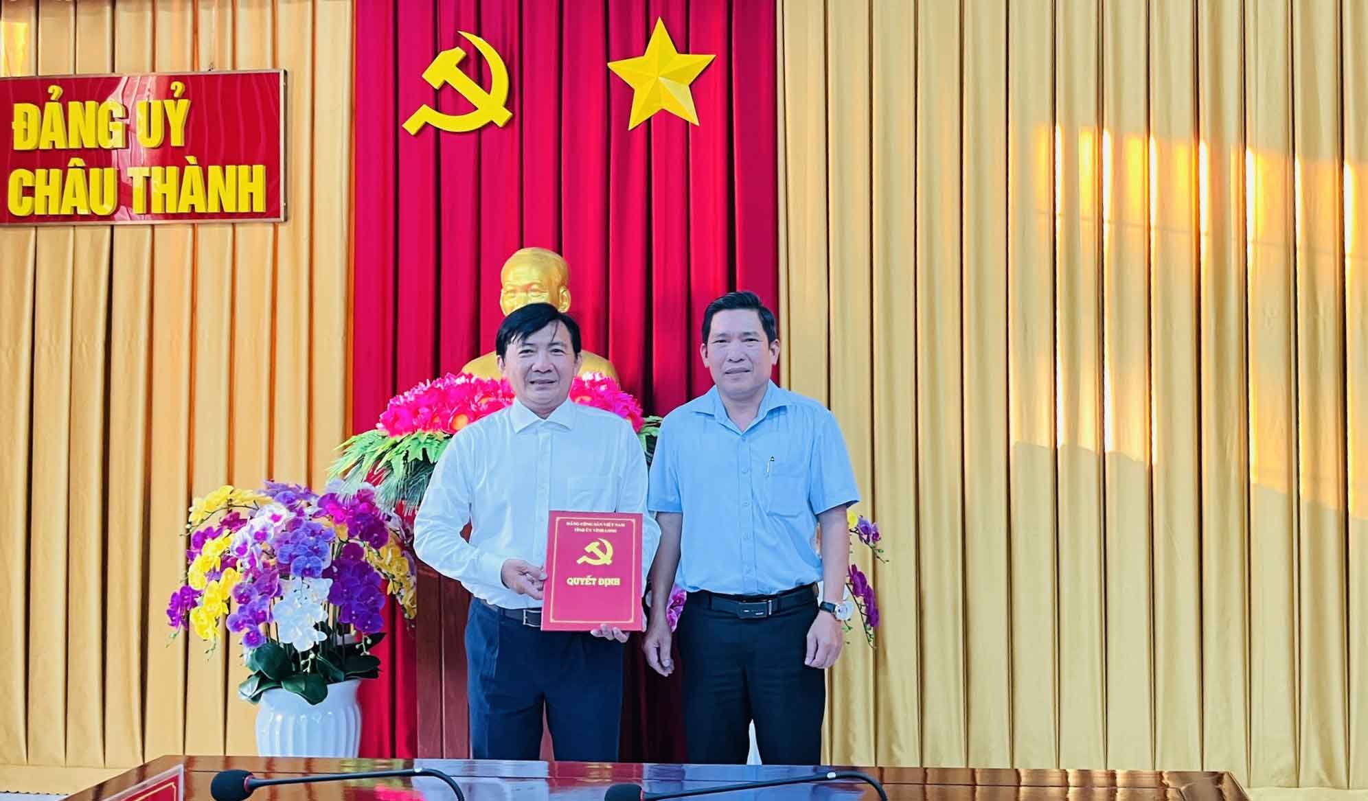 Trao quyết định điều động, chỉ định giữ chức vụ Chủ nhiệm Ủy ban Kiểm tra Đảng ủy xã Châu Thành