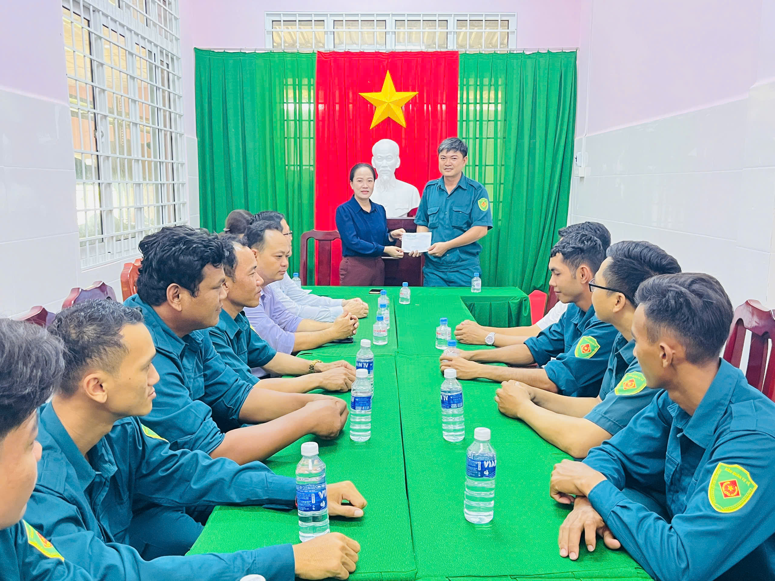 Lãnh đạo xã Châu Thành thăm, chúc mừng Ngày thành lập Quân đội Nhân dân Việt Nam