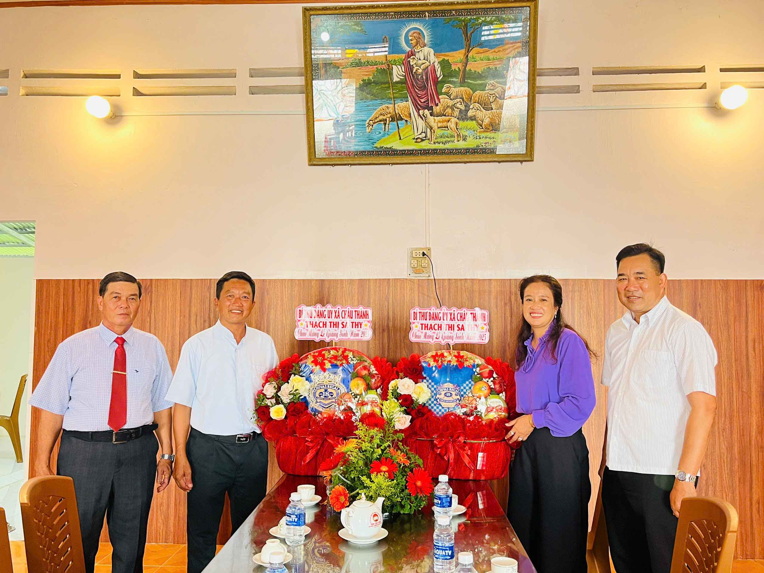 Bí thư Đảng ủy, Chủ tịch HĐND xã Châu Thành, đại biểu HĐND tỉnh thăm, chúc mừng, tặng quà các cơ sở tôn giáo nhân dịp lễ giáng sinh năm 2025