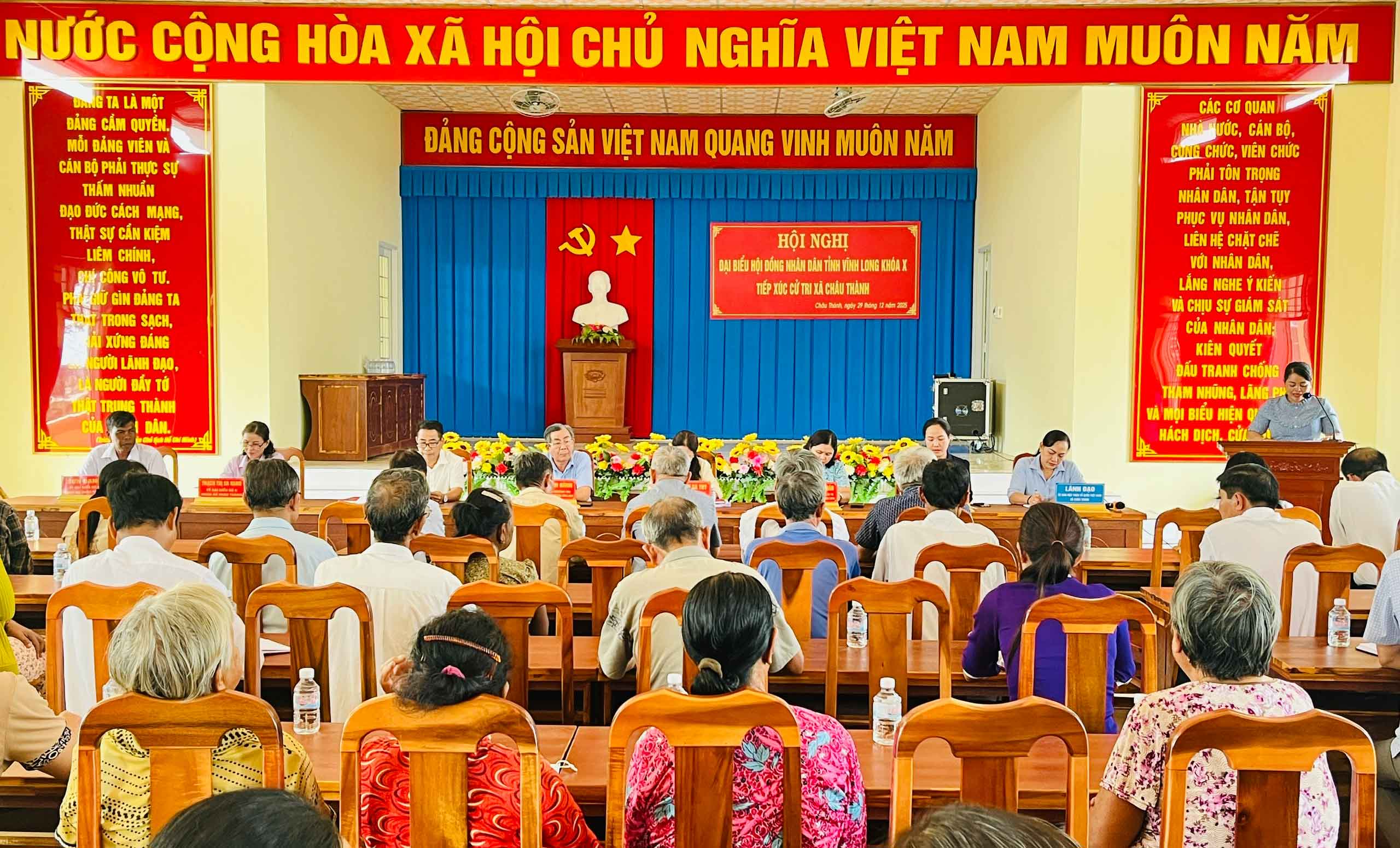 Ông Lê Thanh Bình, Ủy viên Ban Thường vụ Tỉnh ủy, Phó Chủ tịch UBMTTQVN tỉnh tiếp xúc cử tri tại xã Châu Thành