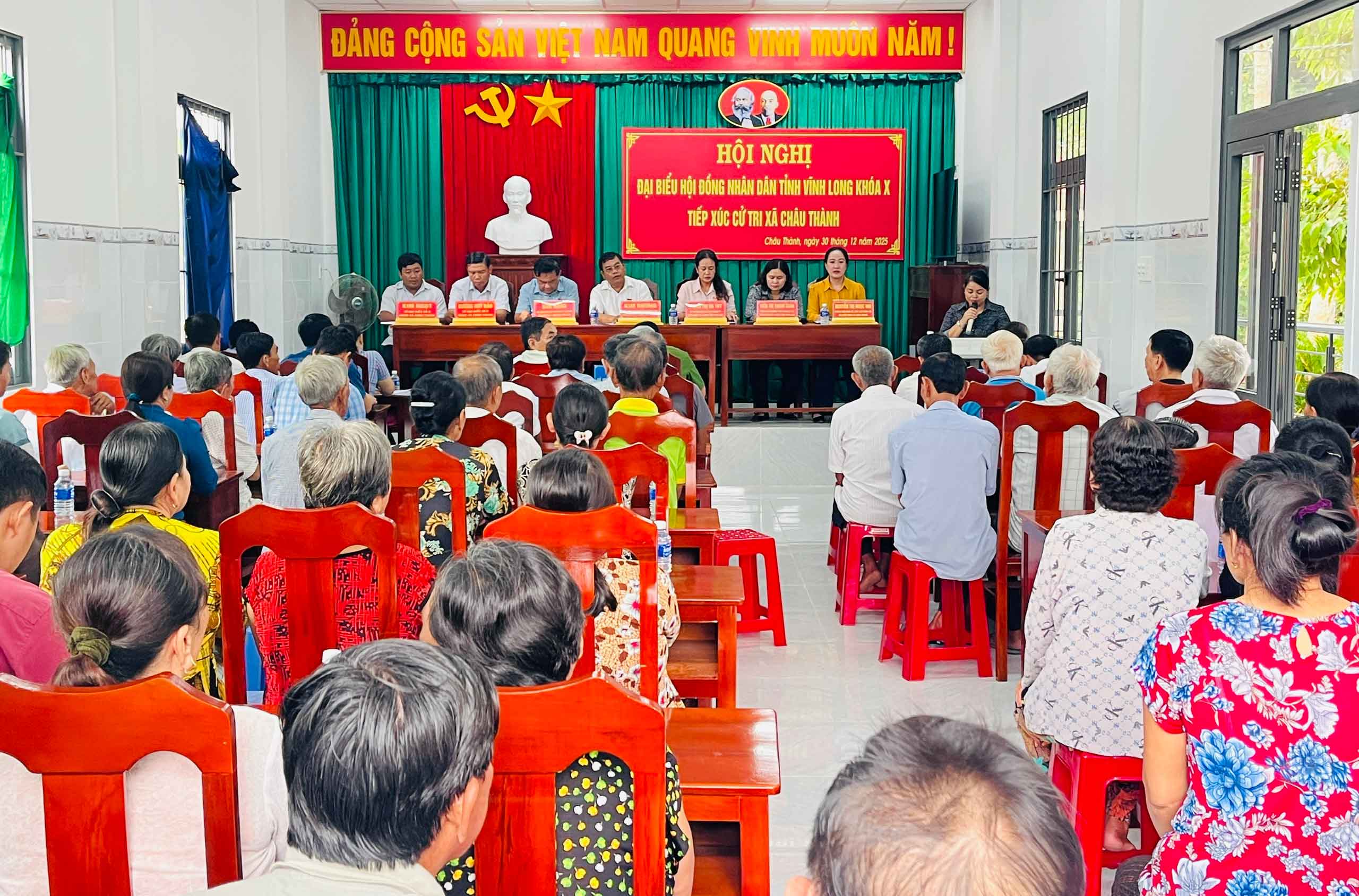 Ông Kim Rương, Ủy viên Ban Thường vụ Tỉnh ủy, Phó Chủ tịch HĐND tỉnh Vĩnh Long tiếp xúc cử tri tại xã Châu Thành