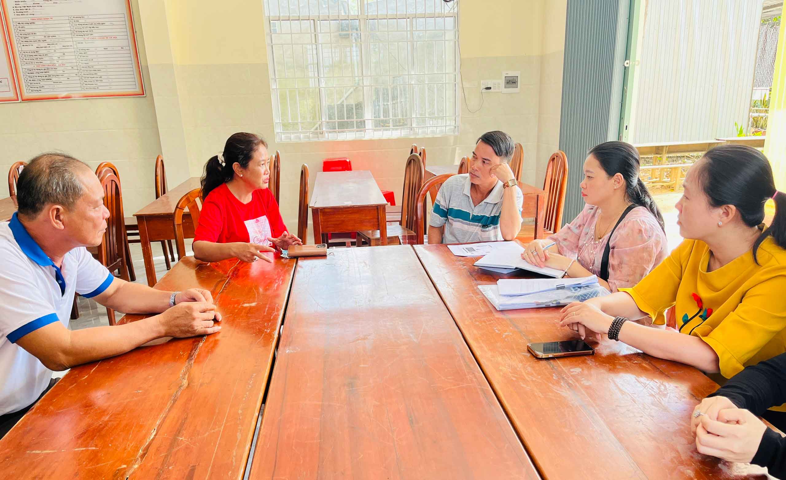 Bà Thạch Thị Sa Thy, Bí thư Đảng ủy, Chủ tịch HĐND xã Châu Thành kiểm tra, khảo sát một số điểm bầu cử trên địa bàn