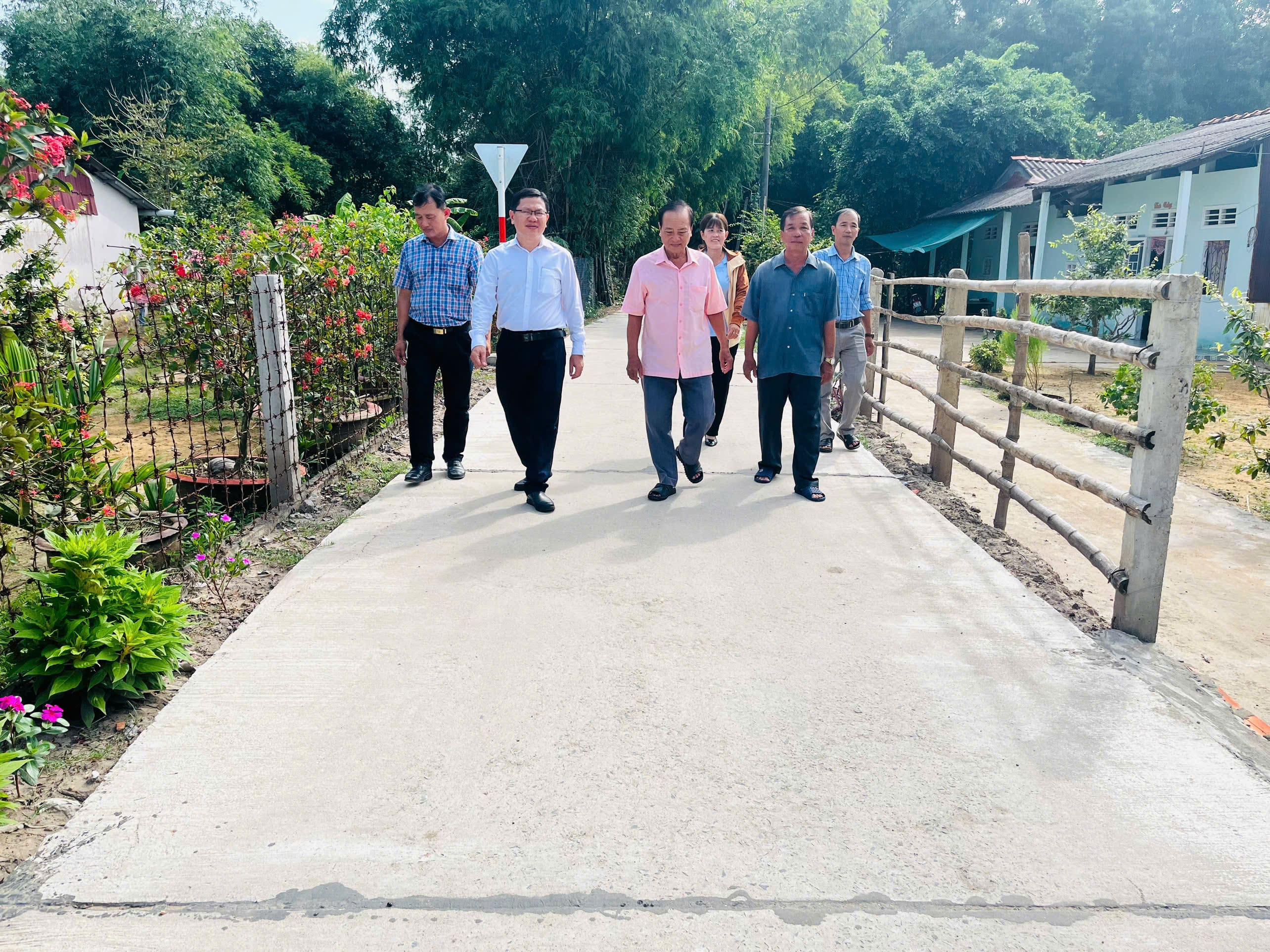 Châu Thành: Người dân hiến đất xây dựng công trình giao thông chào mừng Đại hội Đảng bộ xã