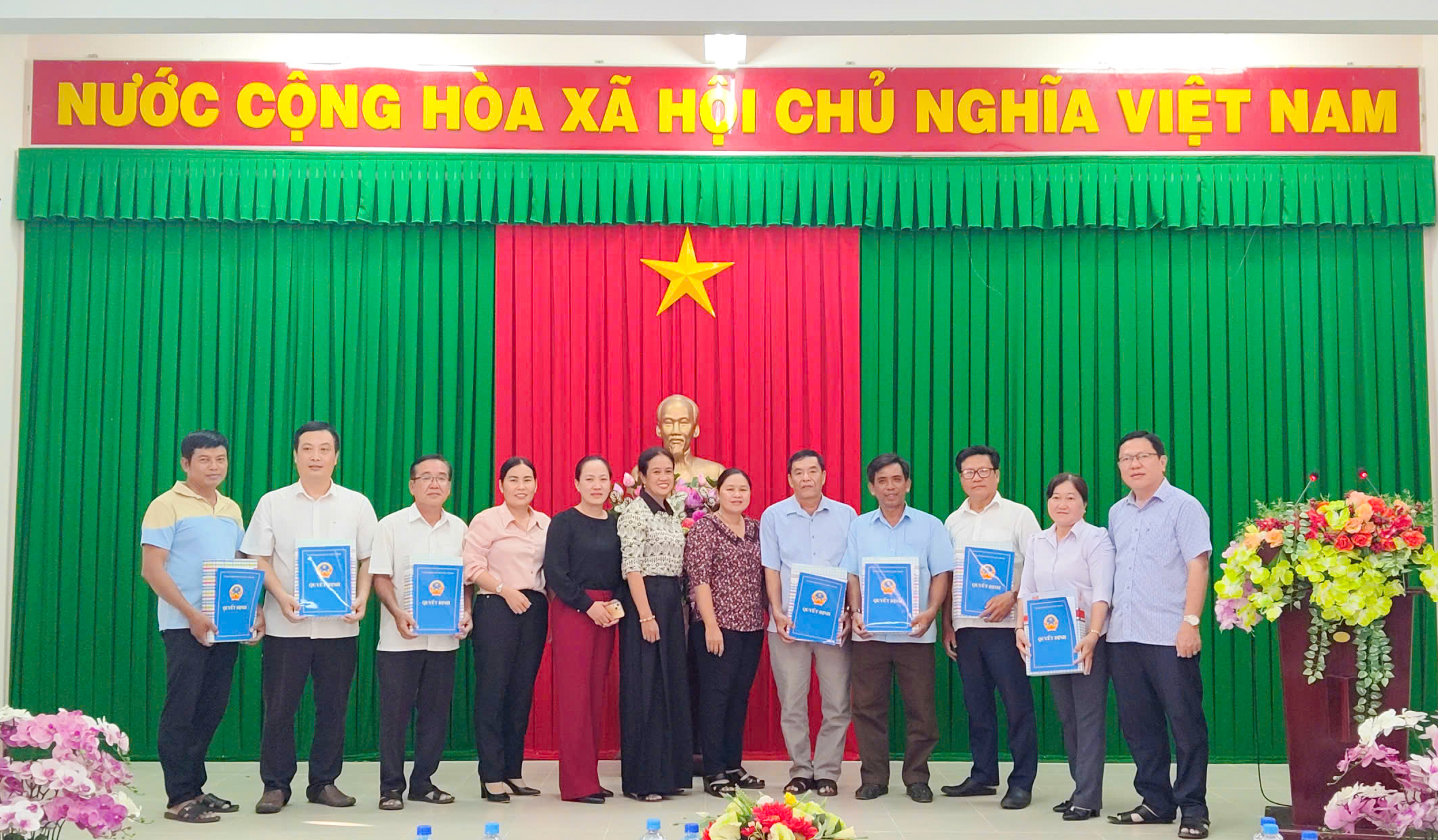 Châu Thành: Trao quyết định nghỉ hưu, thôi việc cho 9 đồng chí