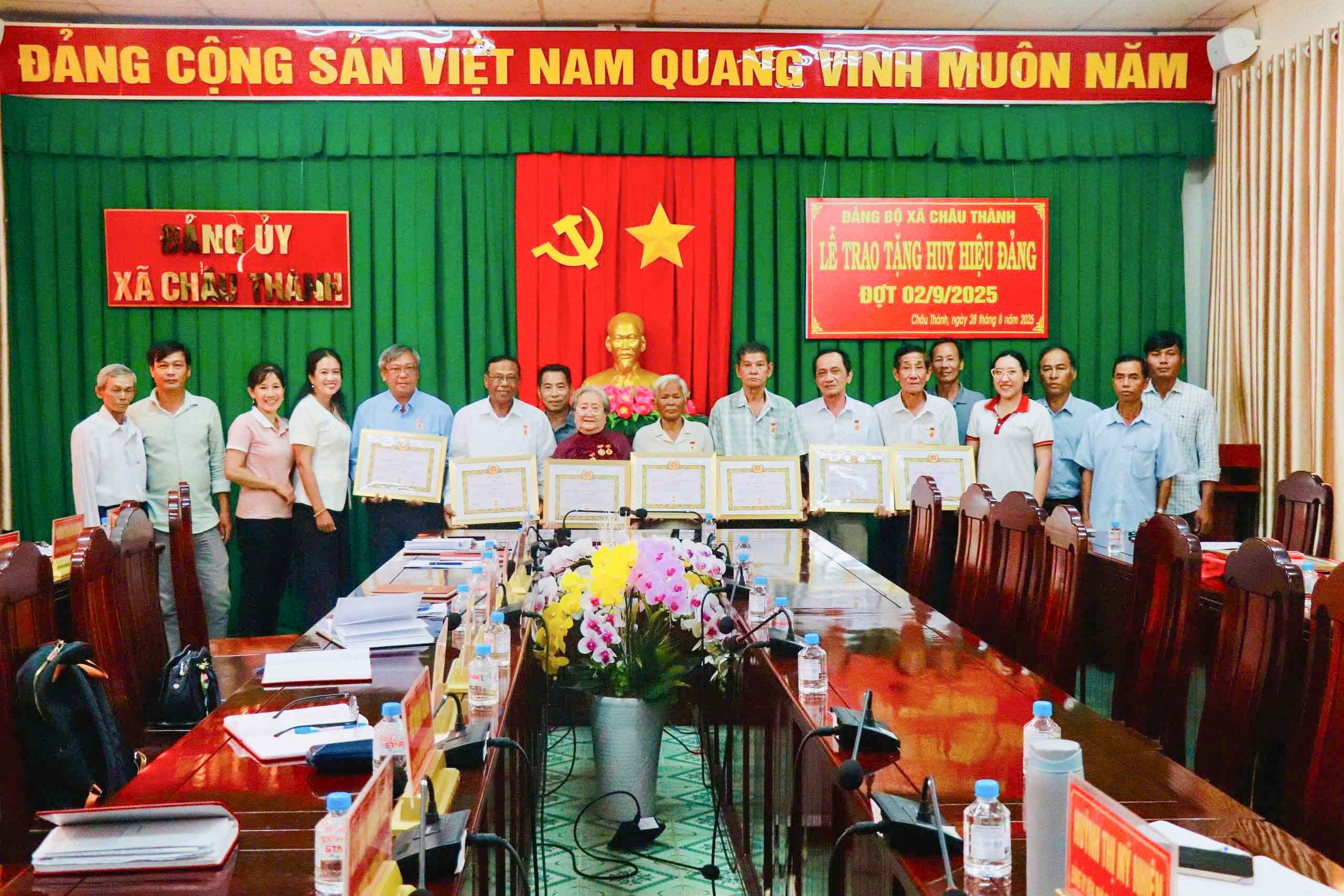 Đảng ủy xã Châu Thành tổ chức Lễ trao tặng Huy hiệu Đảng cho đảng viên