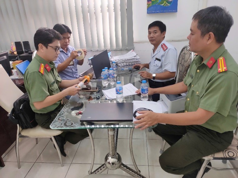 Không sản xuất, nhập khẩu, kinh doanh, sử dụng micro không dây có tần số hoạt động không đúng quy định