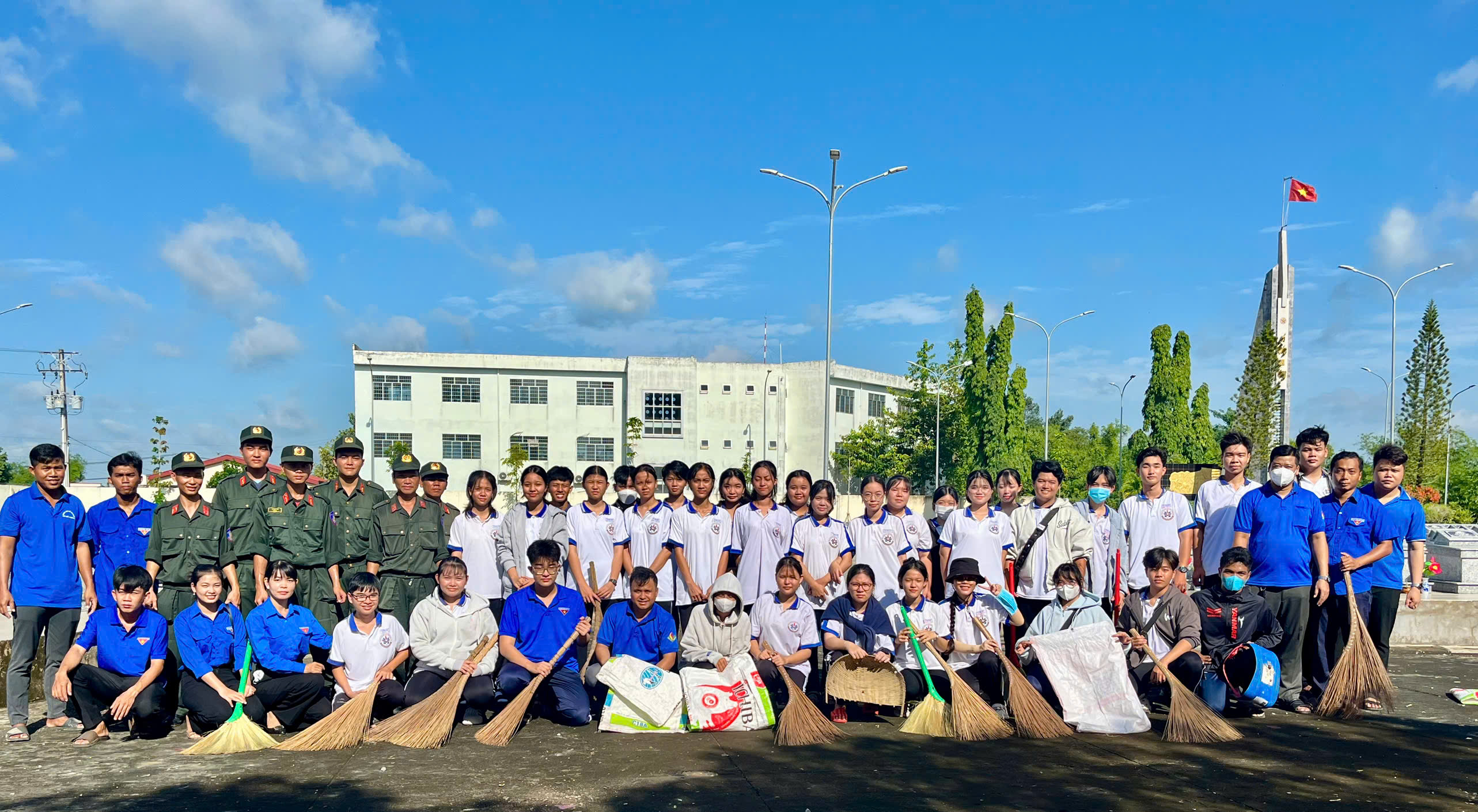 Đoàn thanh niên xã Châu Thành dọn dẹp, vệ sinh cảnh quan Nghĩa trang Liệt sĩ